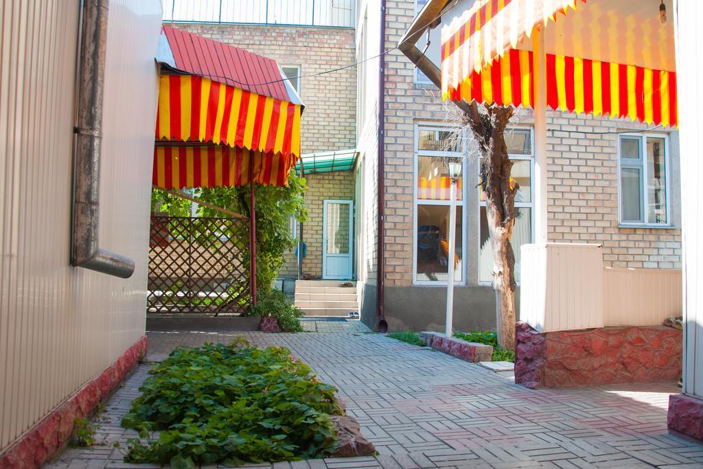 Sakura Guesthouse Бішкек Екстер'єр фото